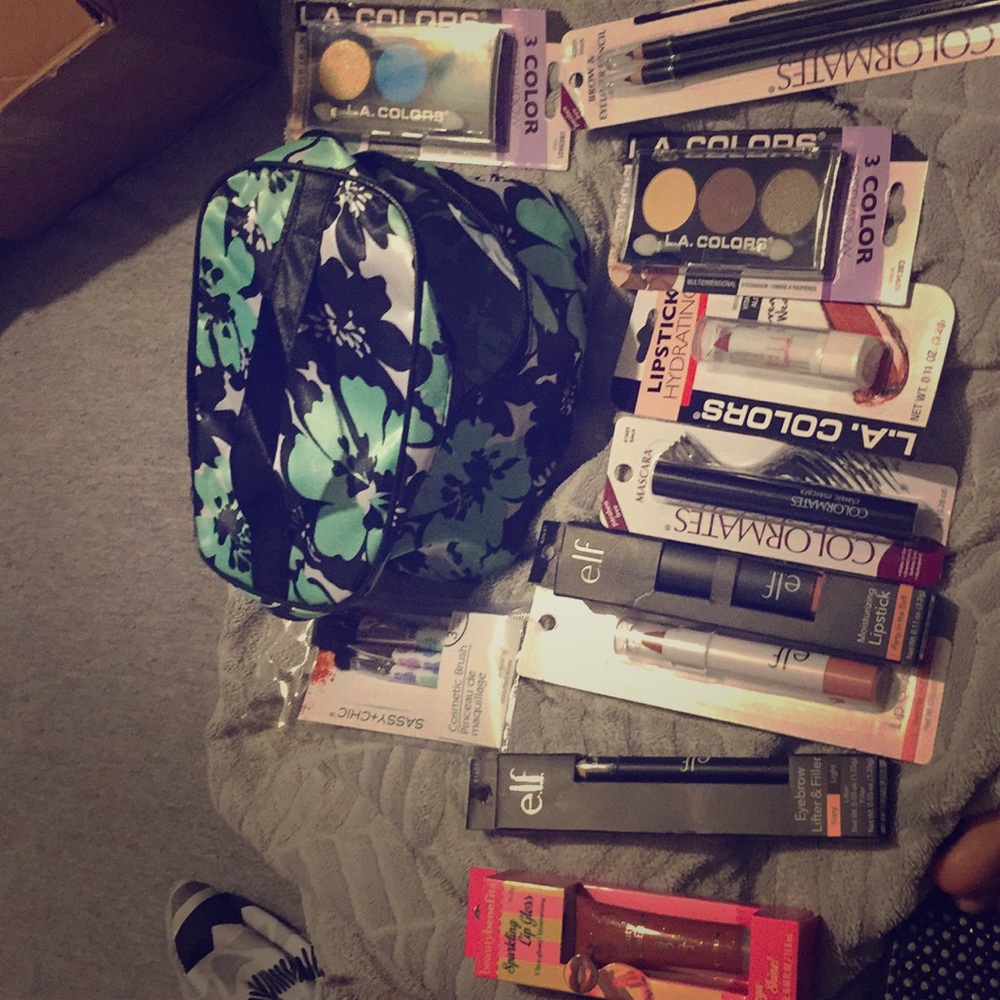 10 with makeup bag E.l.f and L.A. colors bundle